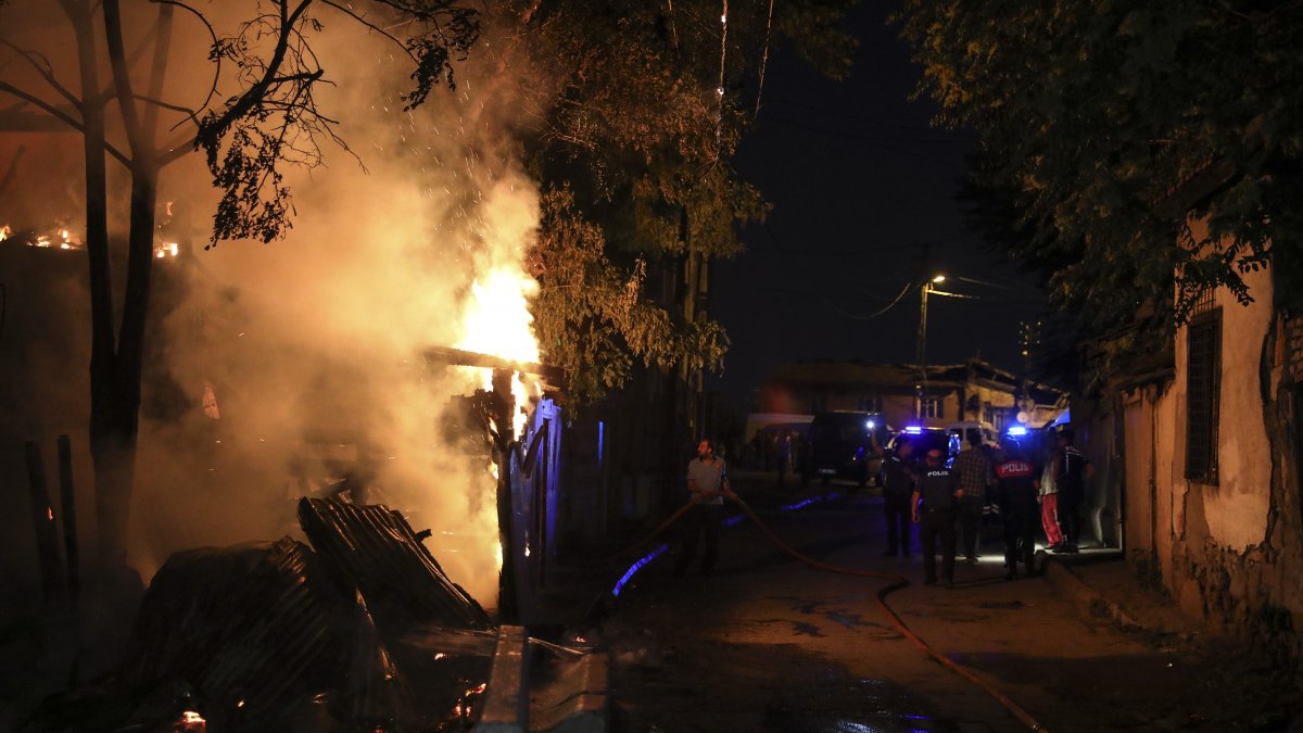 Beslediği kediler, yaşlı adamı yangından kurtardı