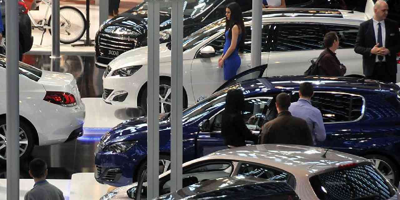 Sıfır aldığı otomobilde lekeler çıktı: Bayiden aldığı cevapla şaşkına döndü!