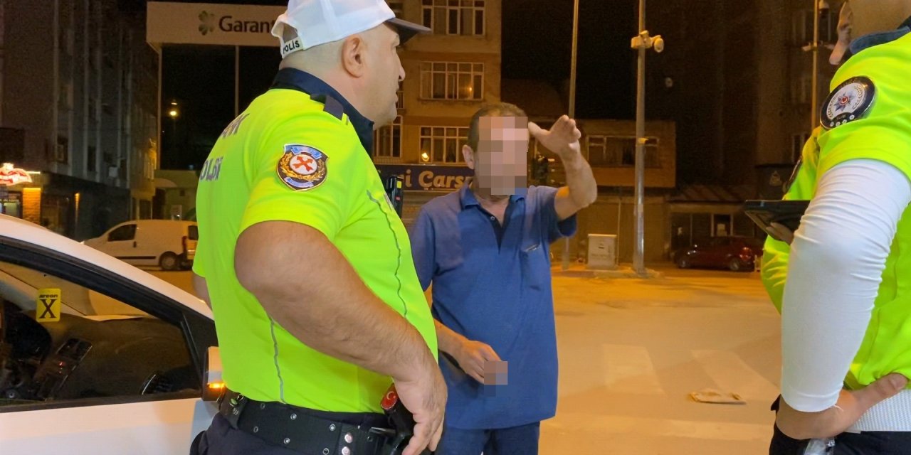 Arabasını yol ortasına park etti, polisle karşılaşınca çorba teklif etti