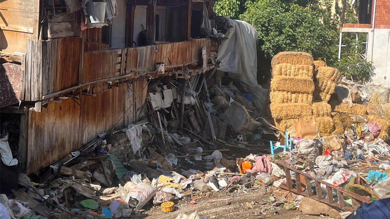 Burdur'da 'kötü koku' ihbarı: Bir evden 20 kamyon çöp çıkarıldı