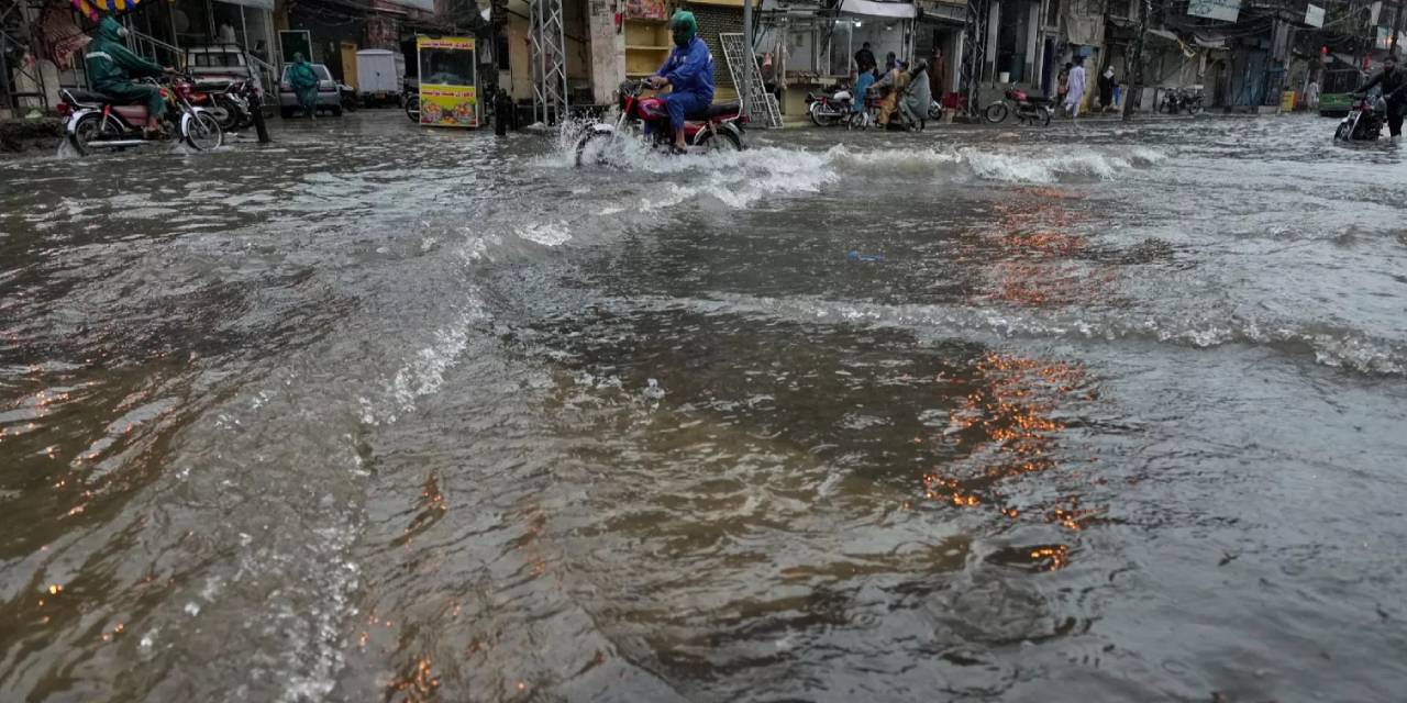 Muson yağmurları can almaya devam ediyor: Ölü sayısı 657'ye yükseldi