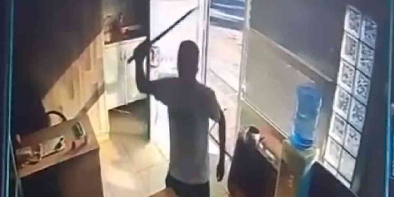 Taksi durağında şok anlar! Görevliye kılıçla saldırdı: Dehşet anları kamerada