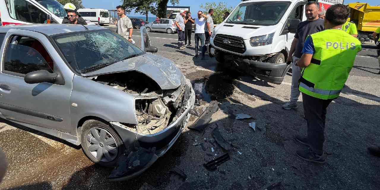 Feci kaza! Otomobille kamyonet çarpıştı: Yaralılar var