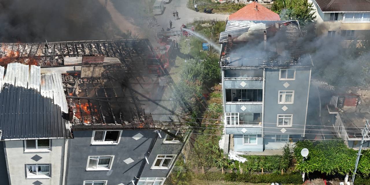 Sinop’ta yangın paniği! Binanın çatı katı alev alev yandı