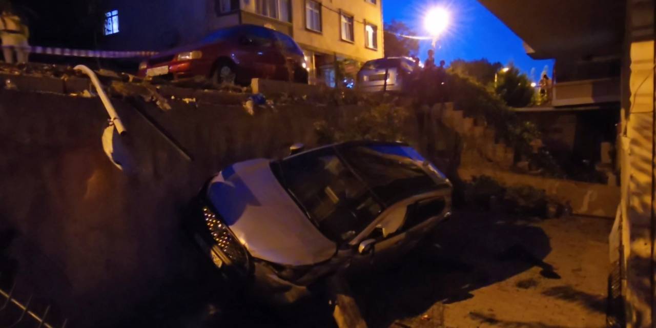 Yokuşta kayan cip apartman boşluğuna düştü