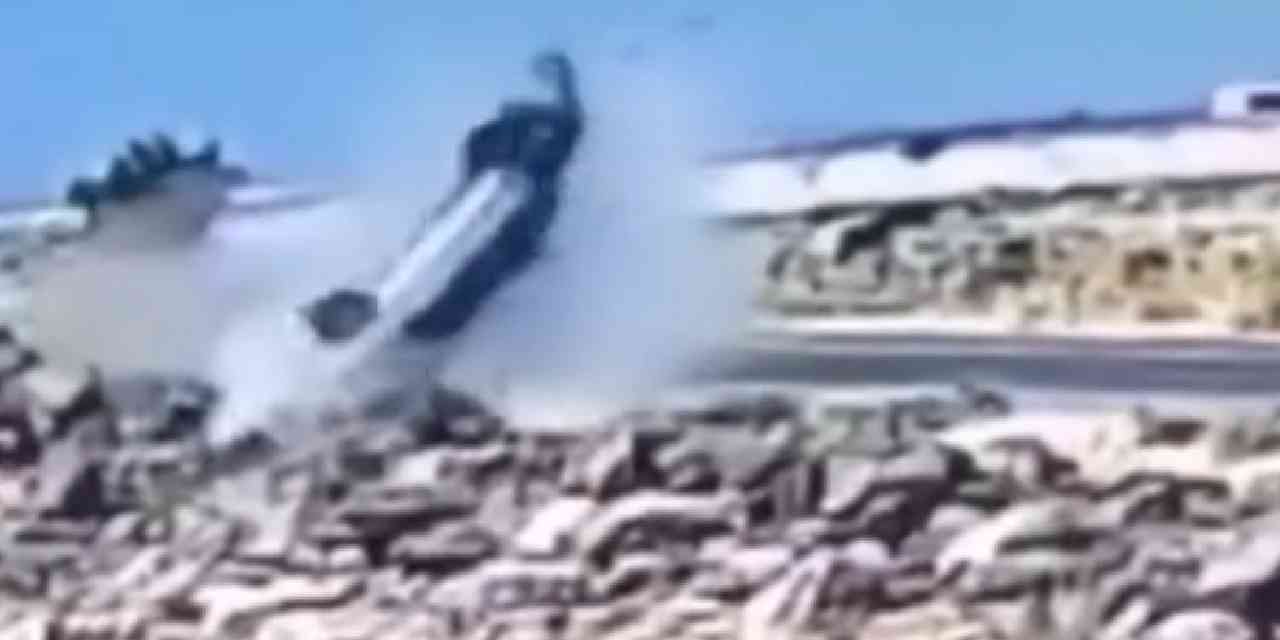 Dengeyi kaybetti havada taklalar attı: Feci kazadan mucize kurtuluş!