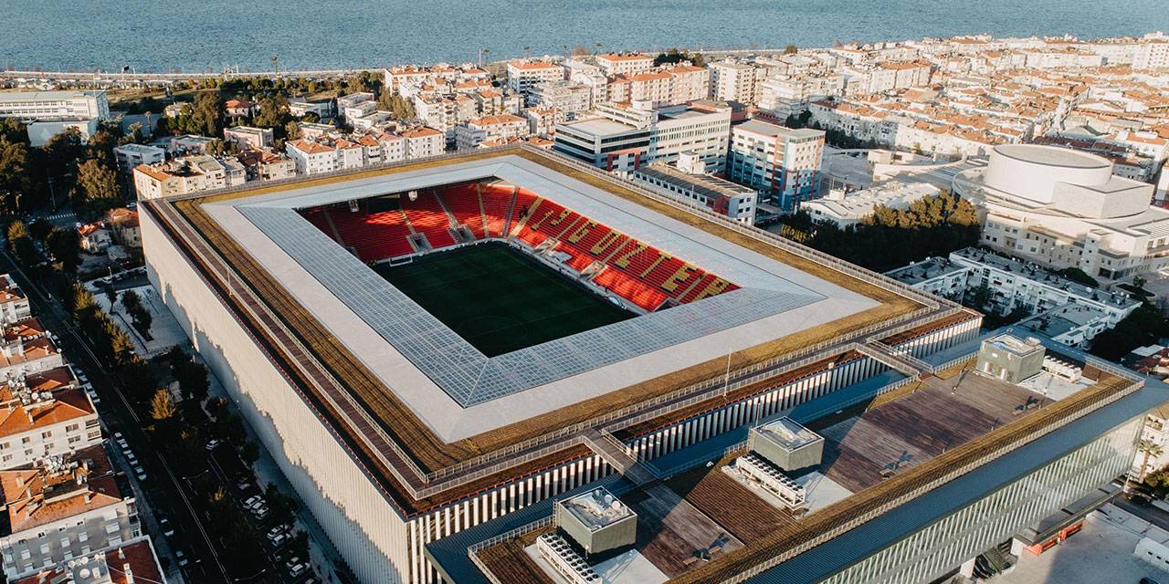 Göztepe'de 58 yıllık duvar yıkıldı