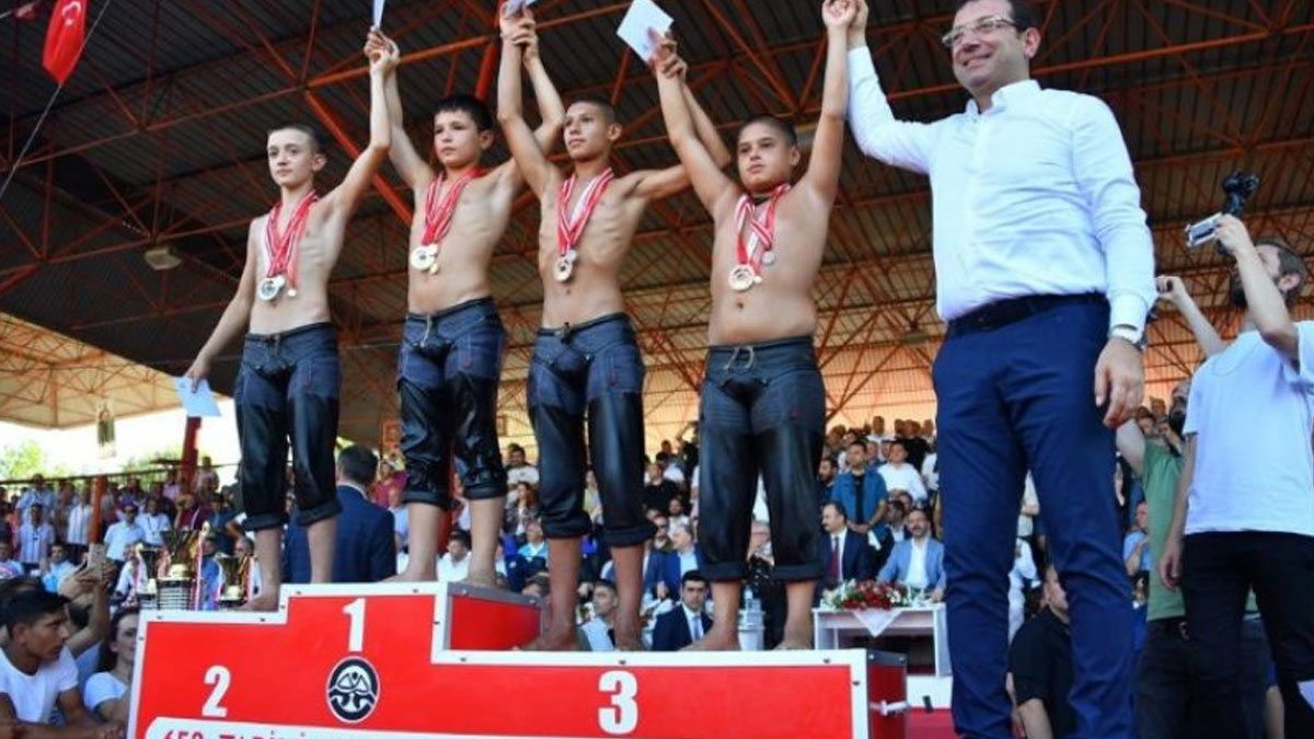 Kırkpınar'da miniklerin madalyalarını İmamoğlu verdi