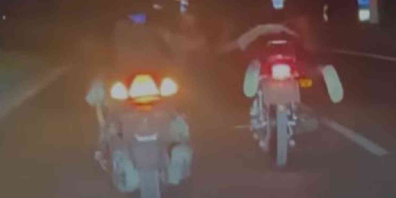 Motosikleti yüzüstü uzanıp kullandılar: Trafiği tehlikeye attılar
