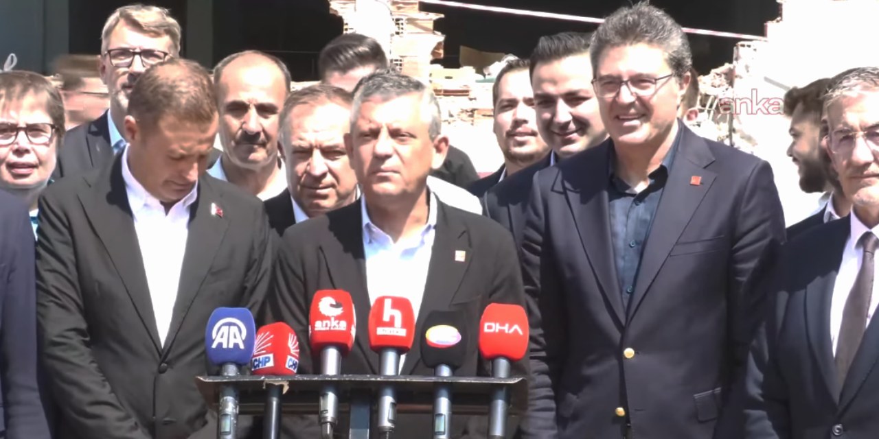 Özgür Özel enkazın önünden seslendi: Erdoğan'ın atacağı bir imzaya bakıyor