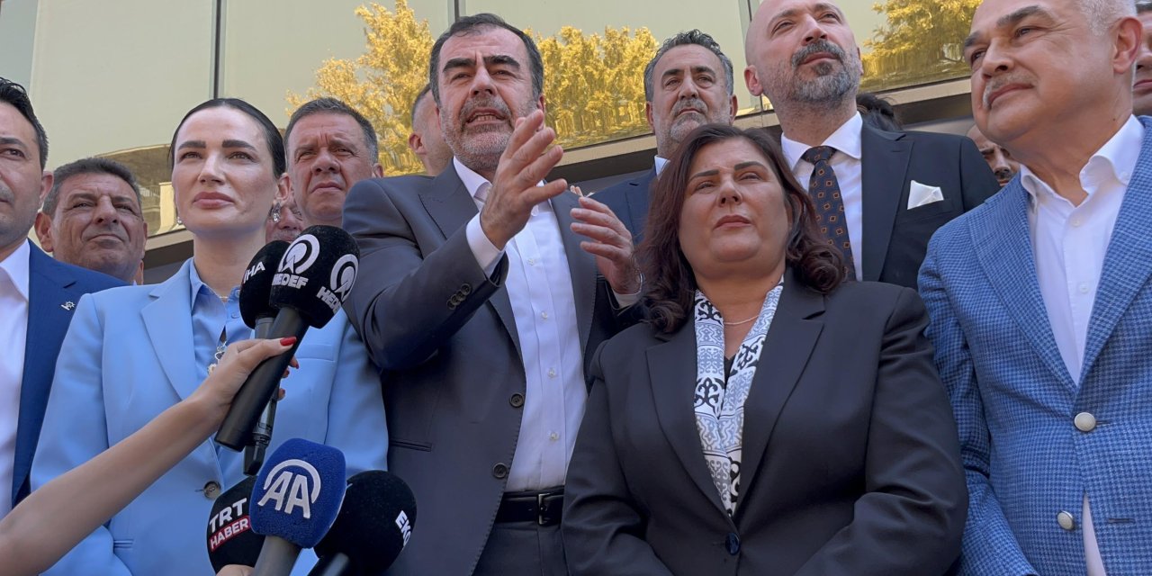 Çerçioğlu AKP rozetini törenle taktı ama "AKP rozeti taktım" diyemedi