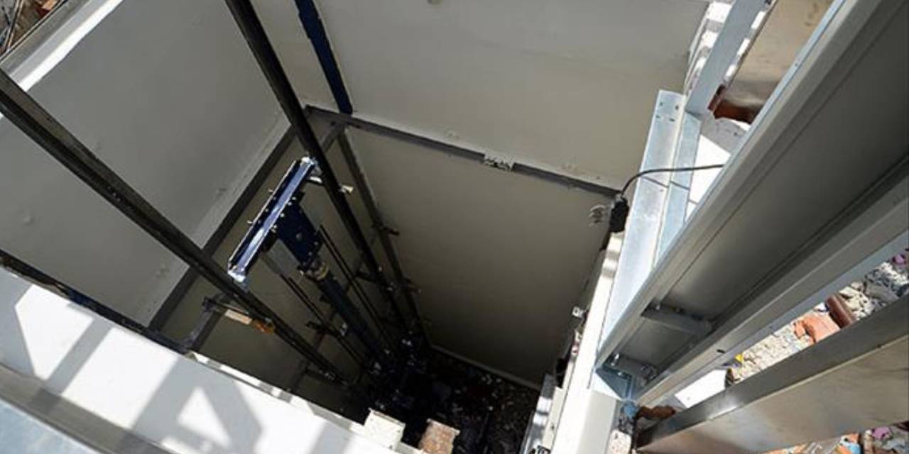 Asansör 5'inci kattan beton zemine çakıldı! İçinde 2 tamirci vardı