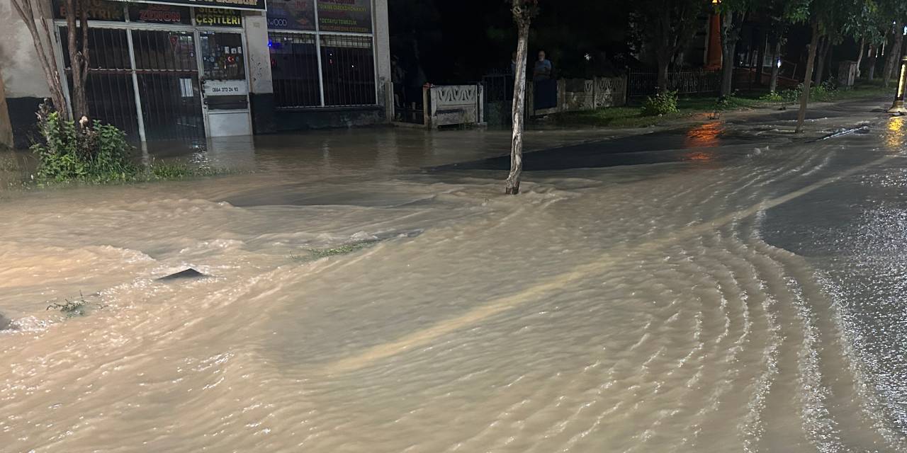 Ana hat borusunda sızıntı: Bir mahalle sular altında kaldı