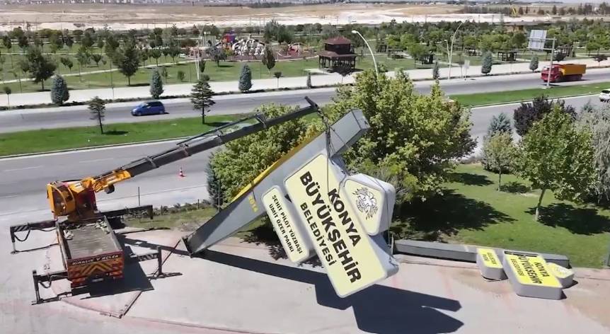 AKP'li belediyeden 'eşi görülmemiş' hizmet: Kendi diktikleri tabelaları 'sakıncalı' diyerek söktüler!