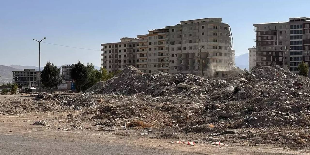 Ebrar Sitesi Güvenç Apartmanı davasında 16 kamu görevlisine iddianame