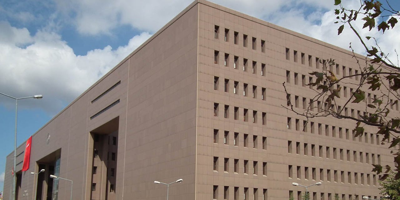 Firari hükümlü adliyede cirit atmış! Sahte e-imza ile dava üstüne dava açmış