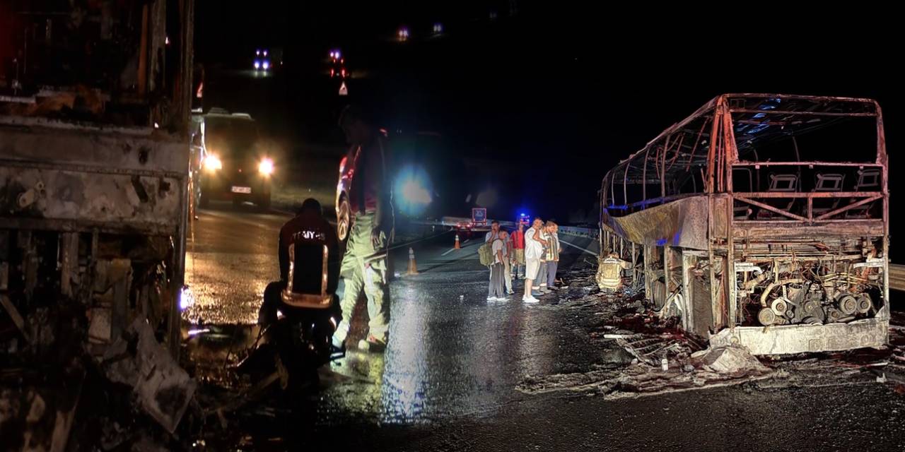 Yolcu otobüsü alev topuna döndü: Yolcular son anda tahliye edildi