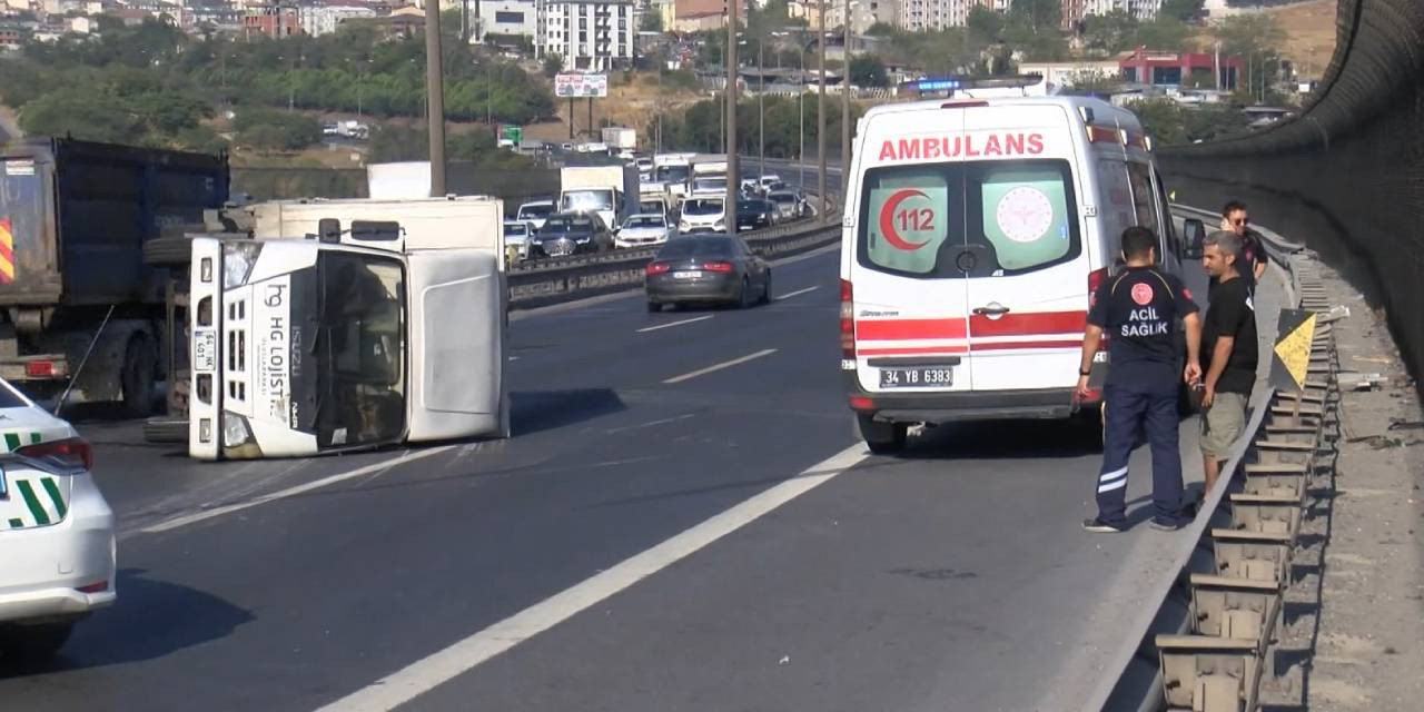 İstanbul'da aynı yerde ikinci kez kamyon devrildi
