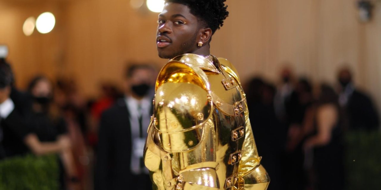 İç çamaşırıyla sokakta gezen ünlü rapçi tutuklandı!