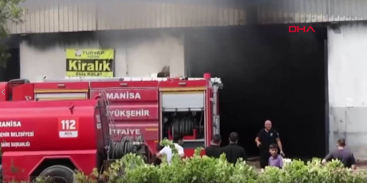 Plastik kasa deposunda yangın