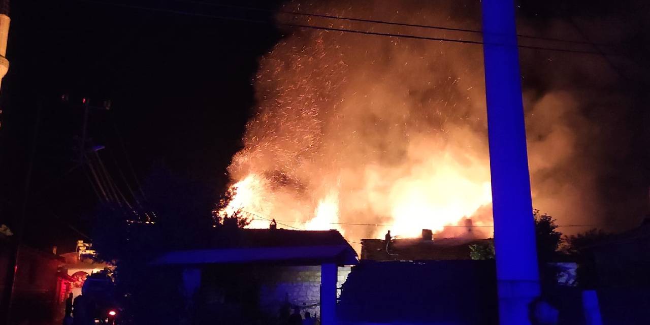 Kütahya'da korkutan yangın: Alevler 3 eve sıçradı