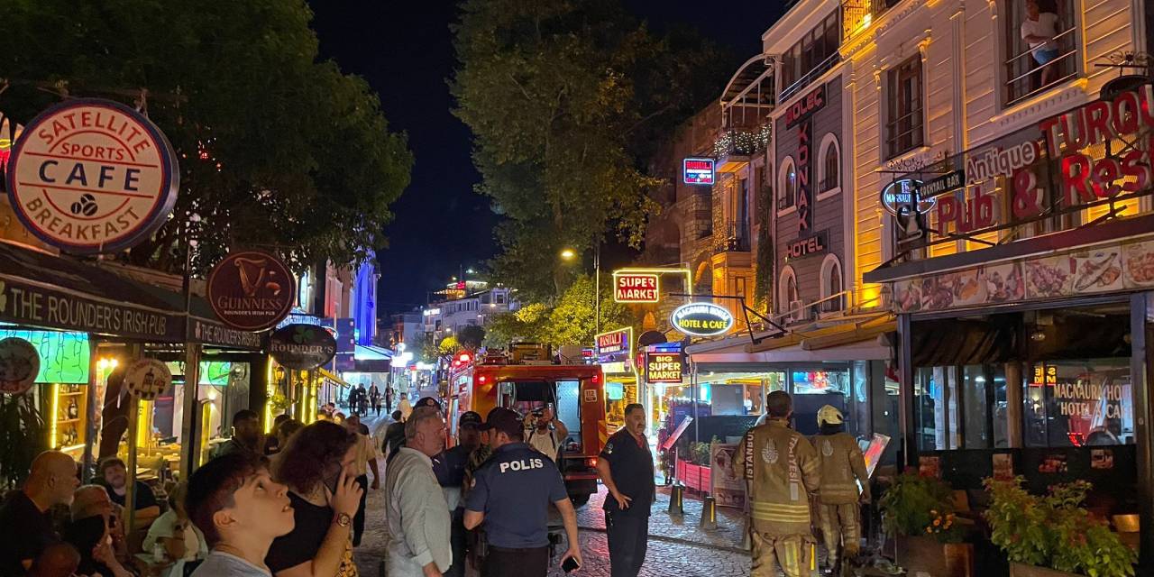 Fatih'te otel yangını: Turistler tahliye edildi