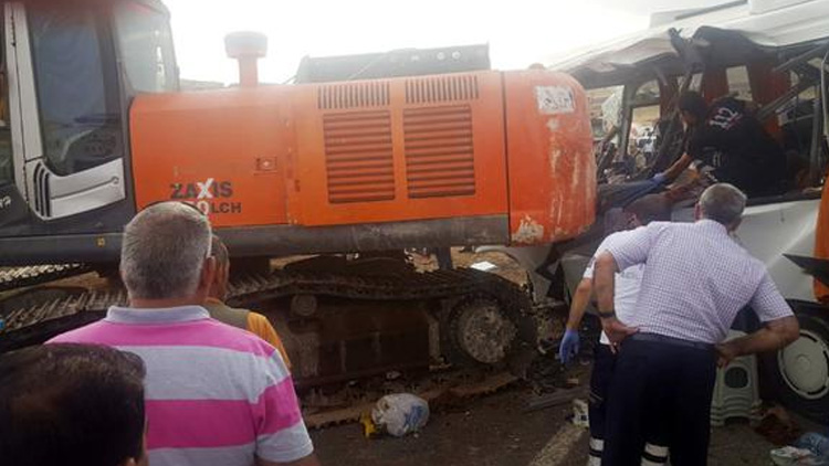 Ağrı'da Korkunç kaza: Vinç minibüsün üzerine düştü; 8 ölü