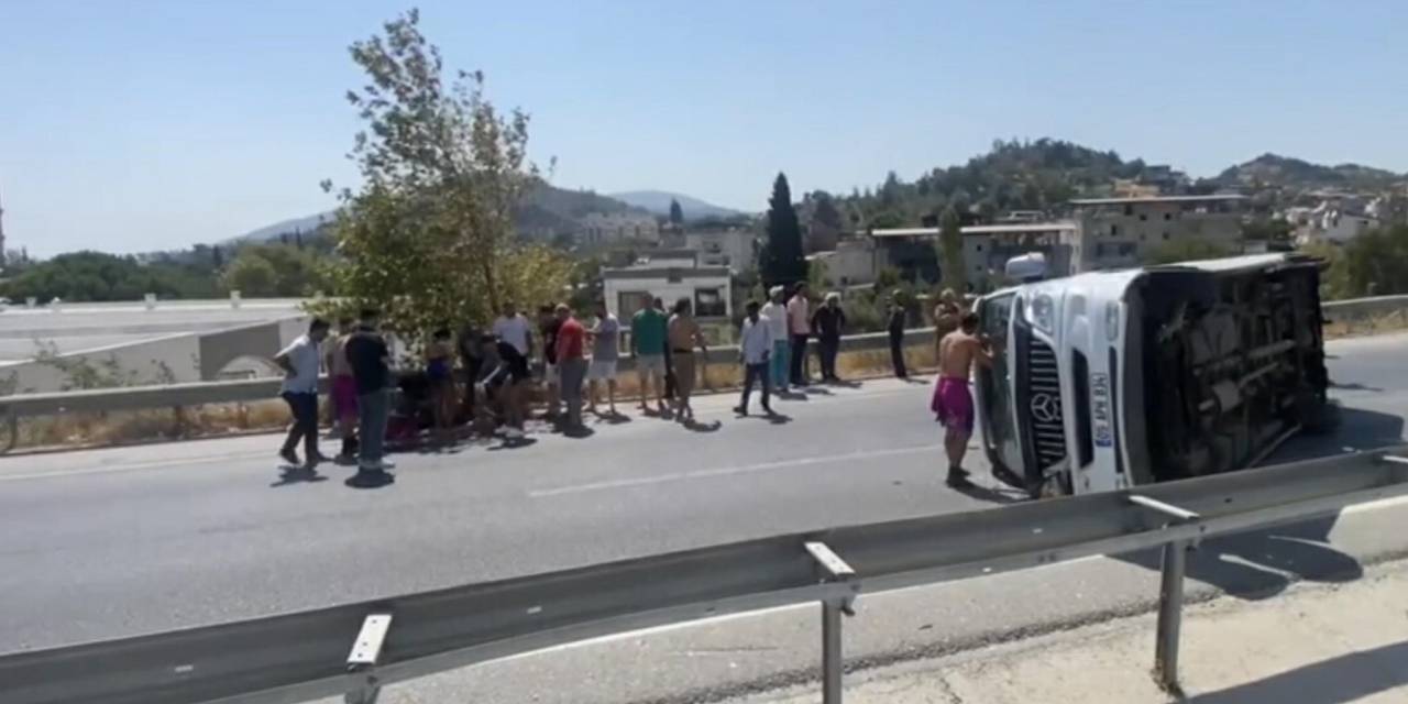 Turistleri taşıyan midibüs devrildi: 7 yaralı
