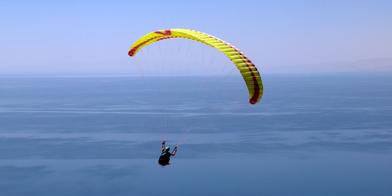 Van Gölü semalarında nefes kesen yarış