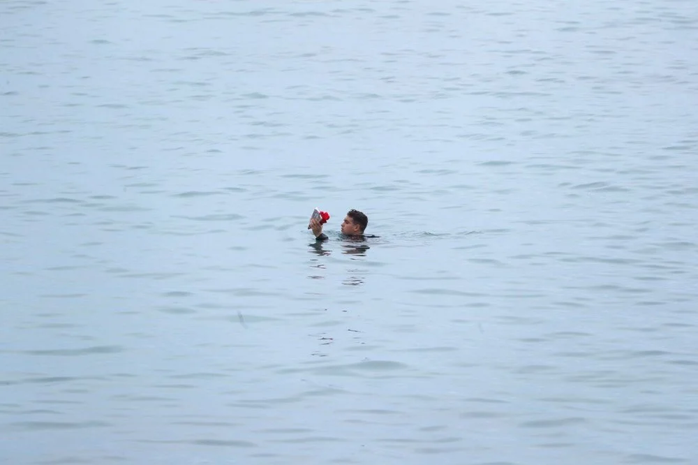 İspanya'ya kadar yüzüp iltica etti