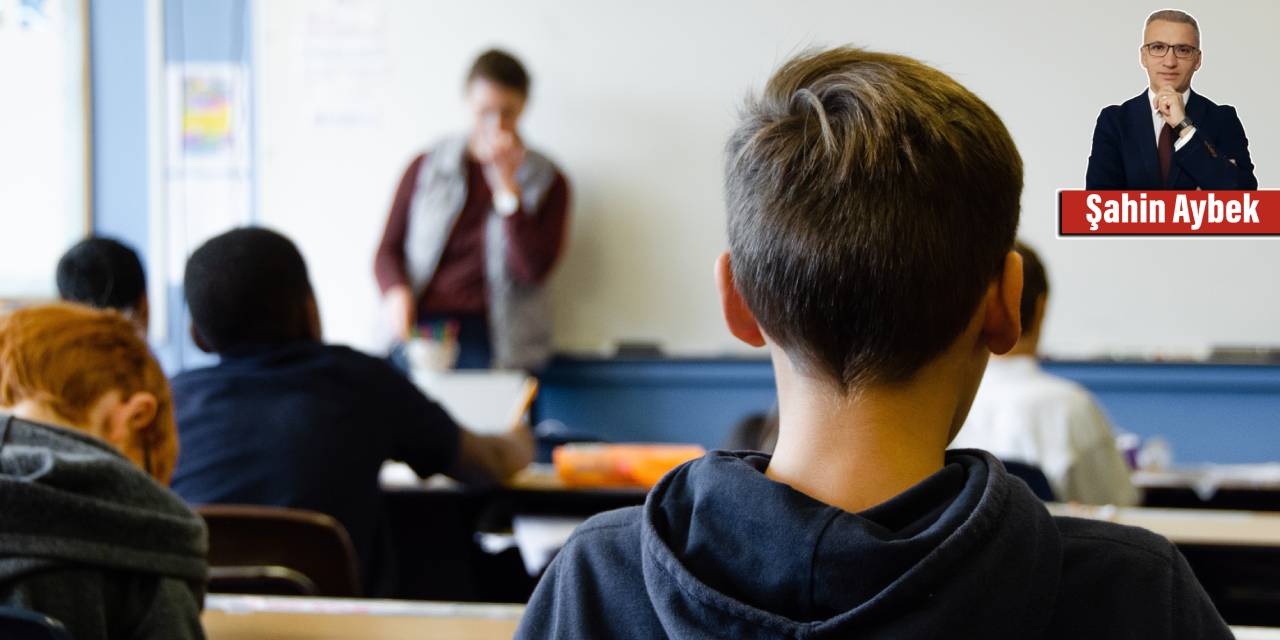 “Eğitimin cehaletine övgü” (Okuyup da Napcan, Okuyanlar Ne Oldu Sanki!)