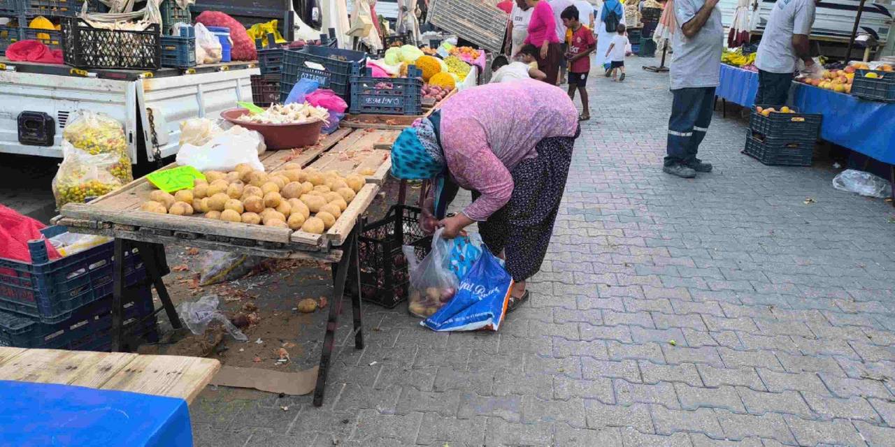 Pazarda yürek burkan sözler: Nasıl söyleyeyim ki, dökülenleri topluyorum...