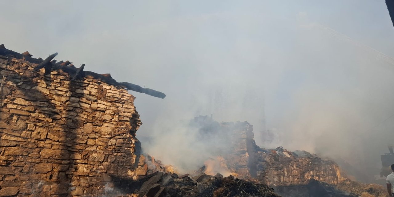 Kütahya'da köy yangını! 5 evi birden yaktı