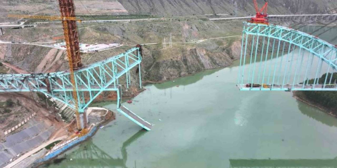 Çin'de köprü çöktü: 12 işçi hayatını kaybetti