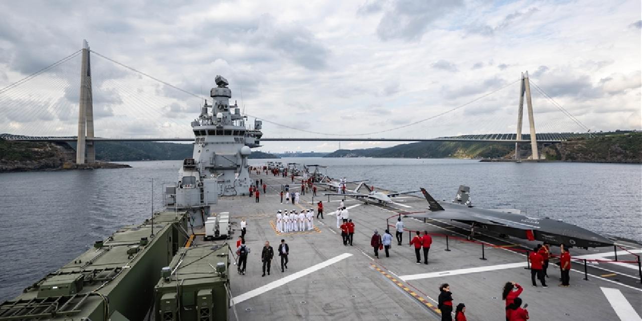 Boğaz’da ‘zafer’ geçişi: TCG Anadolu, Sarayburnu’ndan ayrıldı