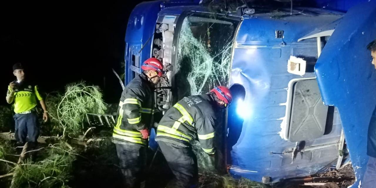 Otoyolda bariyere çarpan kamyon devrildi: Sürücü olay yerinde öldü