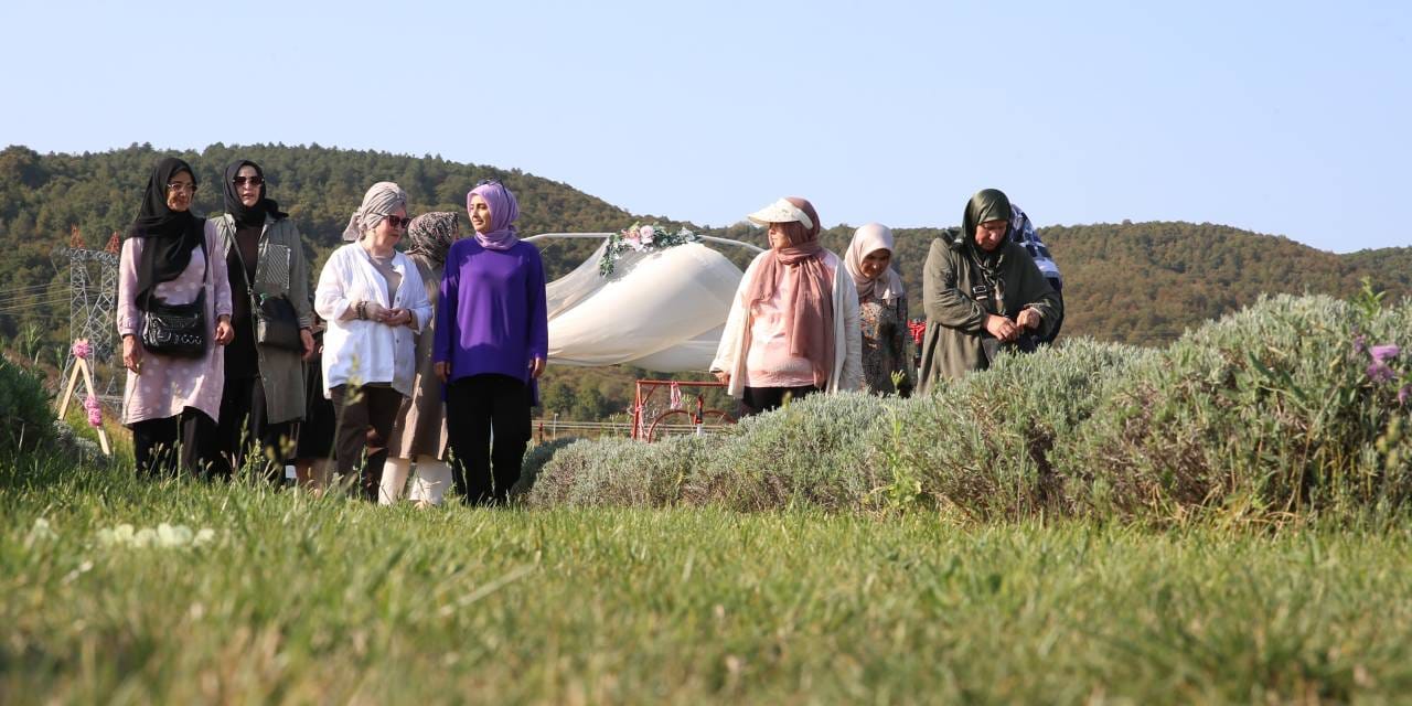 Sakarya’da kanser hastası kadınlara lavanta bahçesinde moral desteği