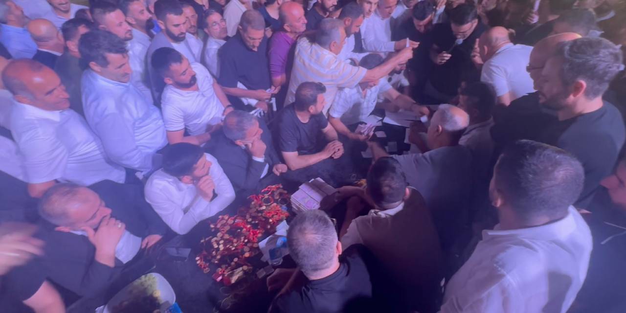 Aşiret düğününde paralar valizlere sığmadı: Saymak için 15 kişi oturdu