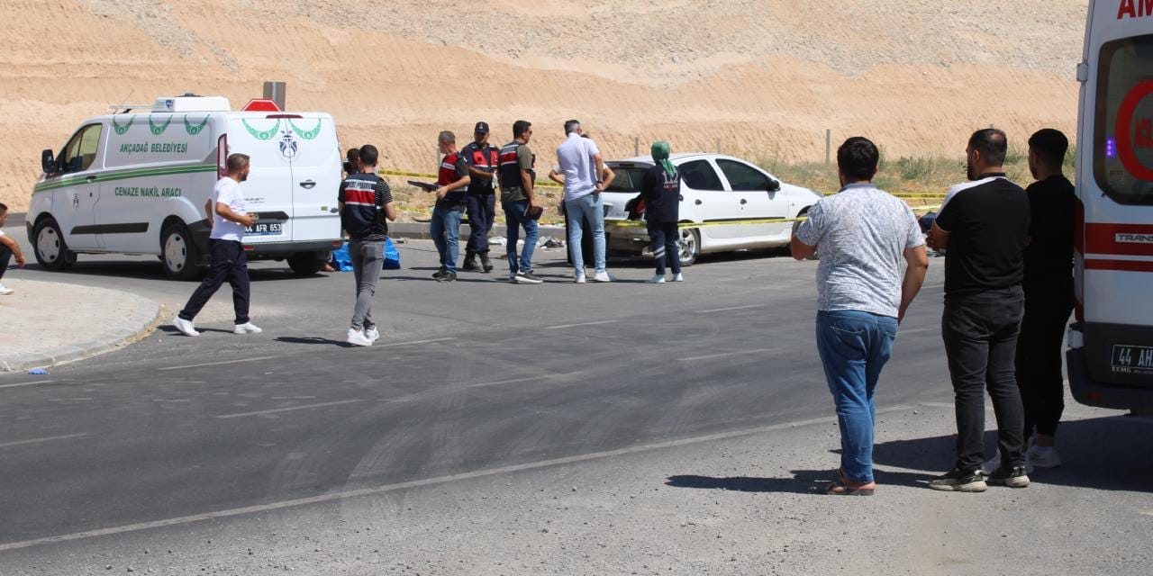 Kavşakta feci kaza: 1 ölü 4 yaralı