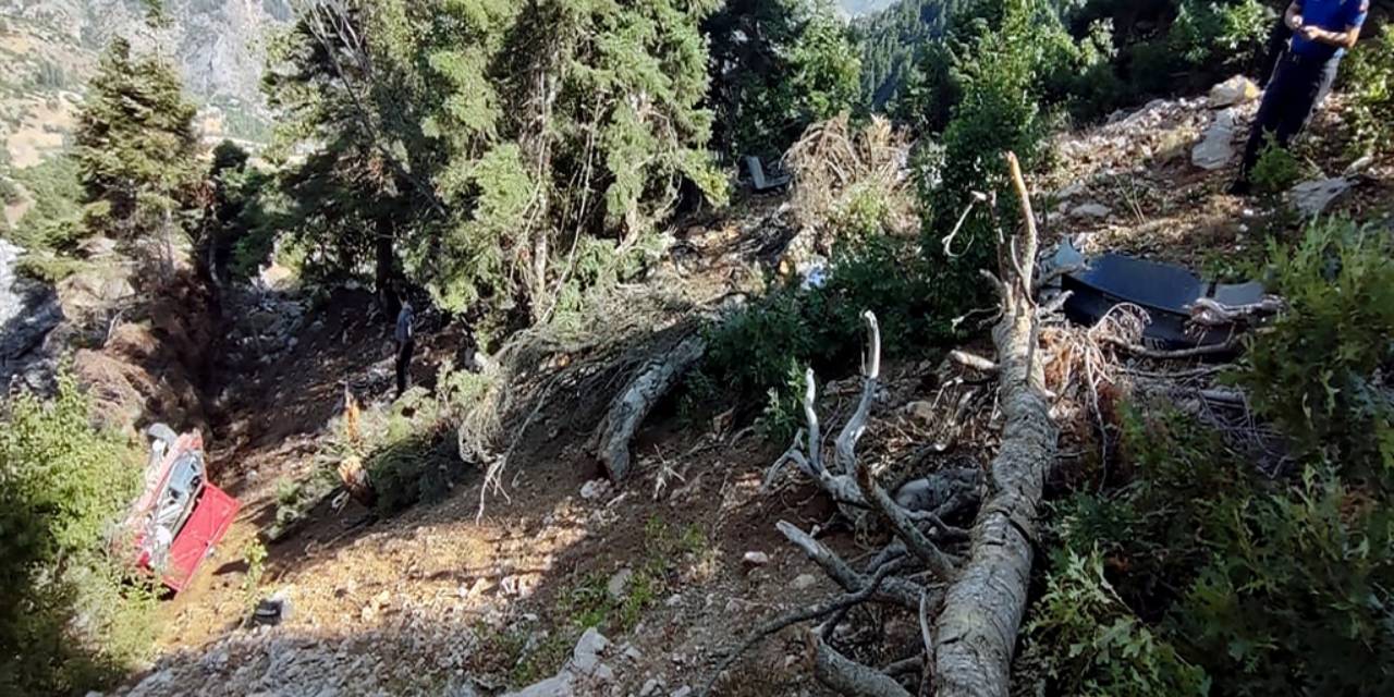 Otomobil uçuruma yuvarlandı: 2 ölü