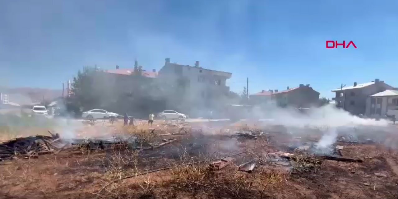 Elazığ’da otluk alanda çıkan yangında inşaat kalıpları küle döndü
