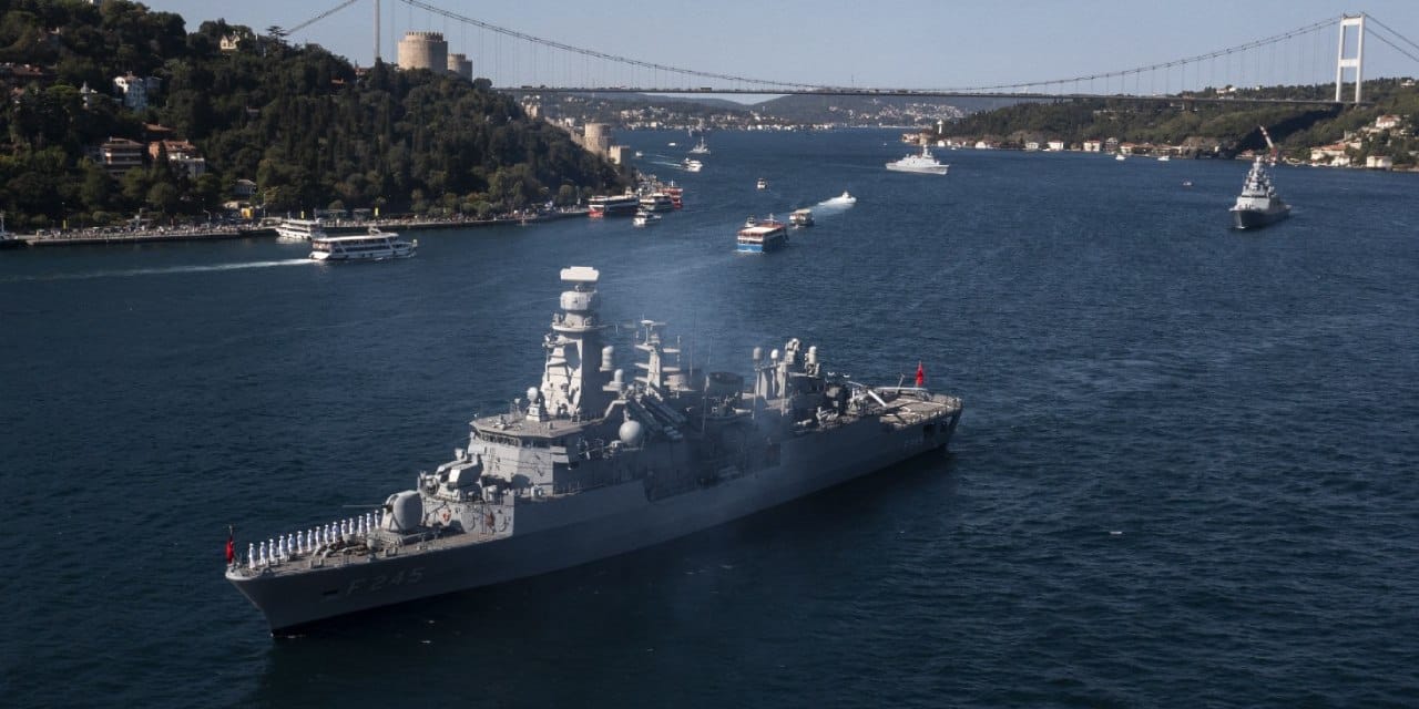 TCG Anadolu öncülüğünde donanma gemileri Boğaz’dan geçti