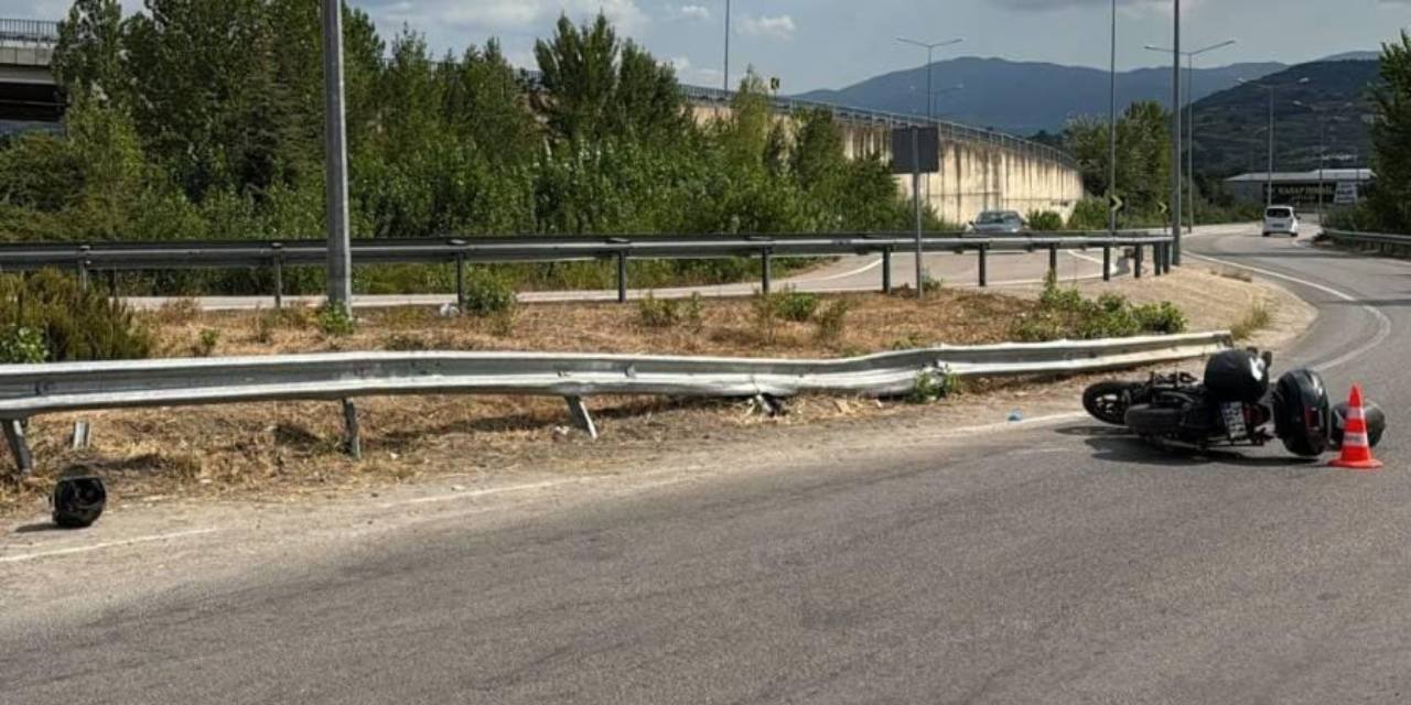 Motosiklet bariyerlere çarptı: 1 ölü 1 yaralı