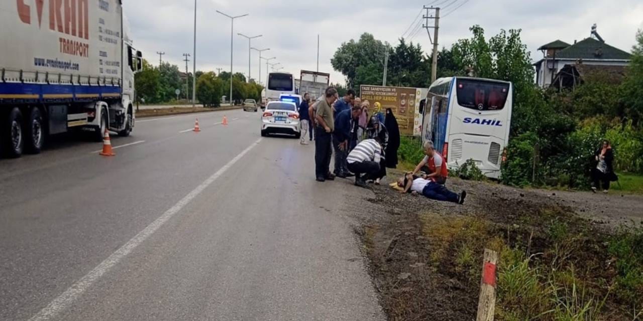 Kamyonete branda çekmeye çalışan kişilere yolcu otobüsü çarptı: 1 ölü