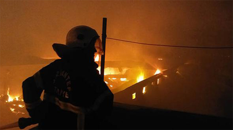 Gaziantep'te dev fabrika alev alev yanıyor... Çevredeki binalar boşaltıldı