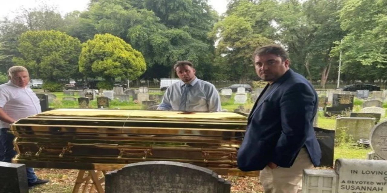 'Roman Kral' som altın tabutuyla gömüldü