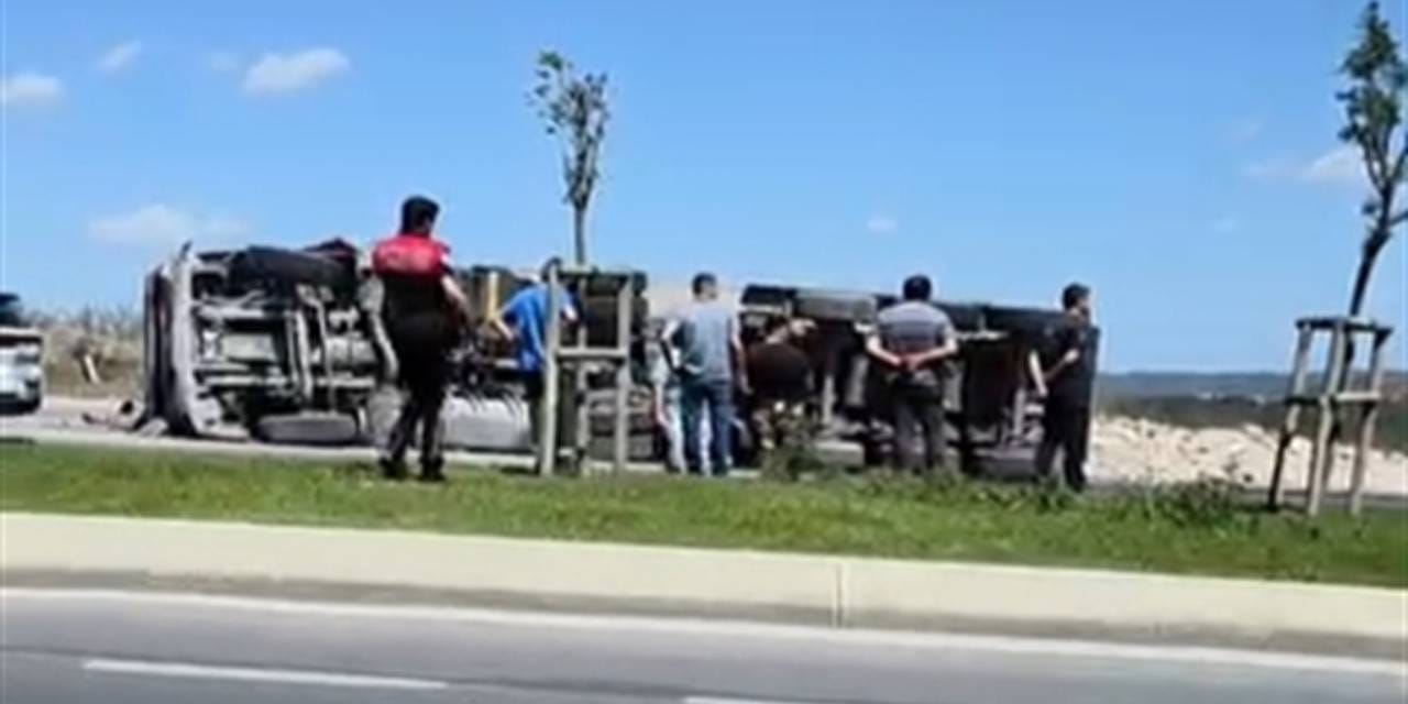 Hafriyat kamyonu devrildi: 1 yaralı