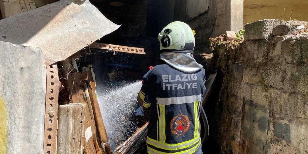 Odun ve kartonlar tutuştu, bina dumanla kaplandı