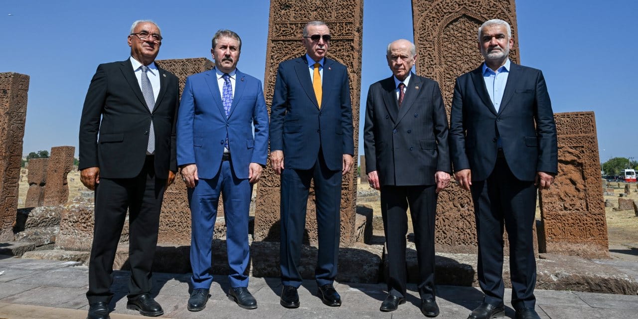Bu seneki Ahlat karesinde üç isim yer almadı bir isim de yeni eklendi