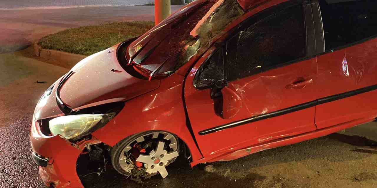 Bursa'da kaldırıma çarpan otomobil metrelerce sürüklendi